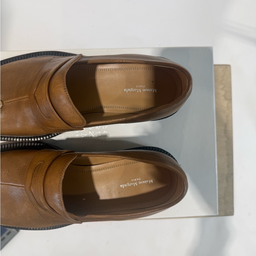 Maison Martin Margiela Women's Split-Toe Tabi Loafers in Brown Leather - Picture 5 of 8